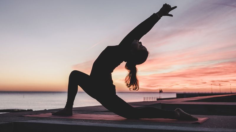 Therapie mit Sonnengruß: Wie Yoga entspannt und  die Gesundheit fördert